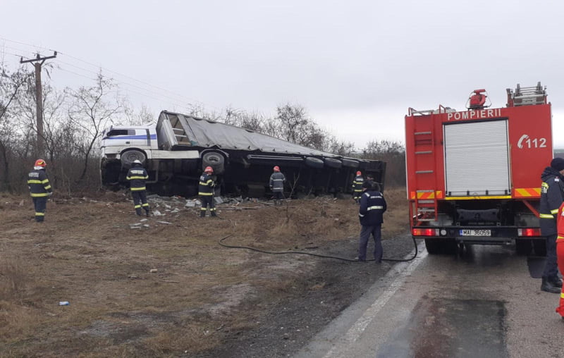 PERICOL DE EXPLOZIE. Accident rutier urmat de scurgeri de combustibil pe DN2A