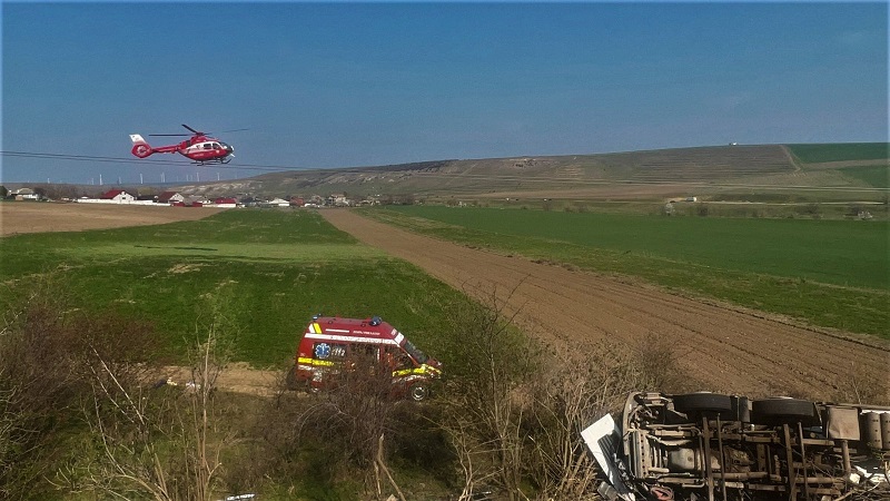Accident pe DJ222: O betonieră s-a răsturnat / A intervenit elicopterul SMURD