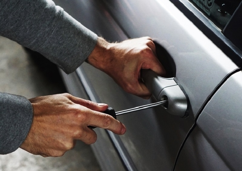 Bărbat reținut după ce ar fi forțat încuietoarea de la portiera unui autoturism parcat pe Bulevardul Mamaia