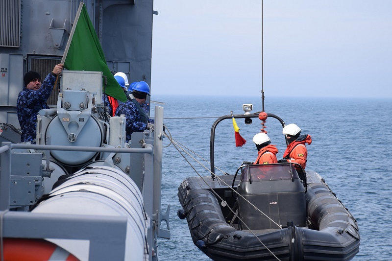 Antrenamente ale marinarilor militari români, în Marea Neagră