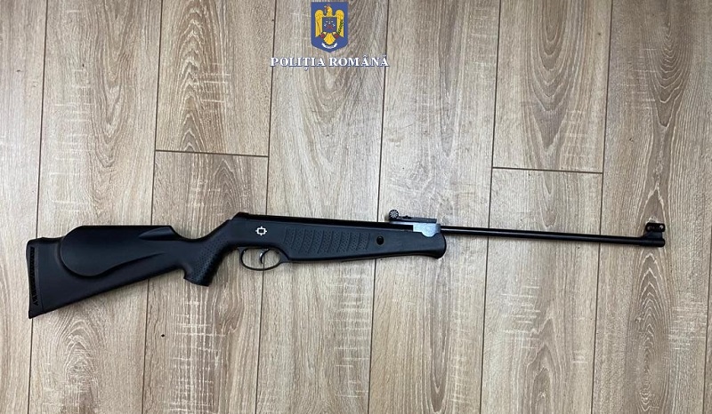 Bărbat depistat în flagrant în timp ce ridica un colet în care se aflau arme de foc