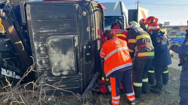 Accident pe șoseaua de centură a oraşului Tulcea. Un şofer a rămas încarcerat
