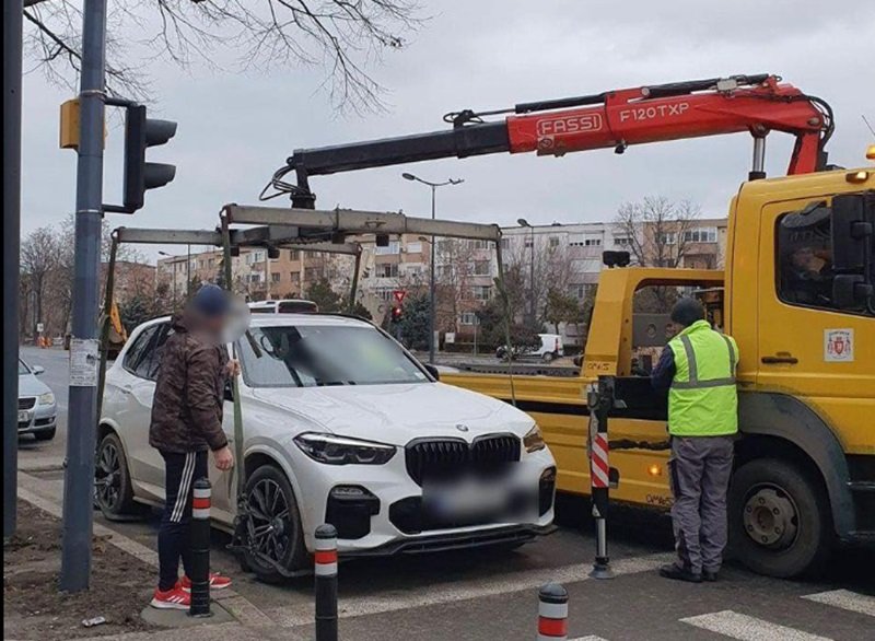 Razie în municipiul Constanţa. Mai multe maşini au fost ridicate după ce şoferii au parcat neregulamentar