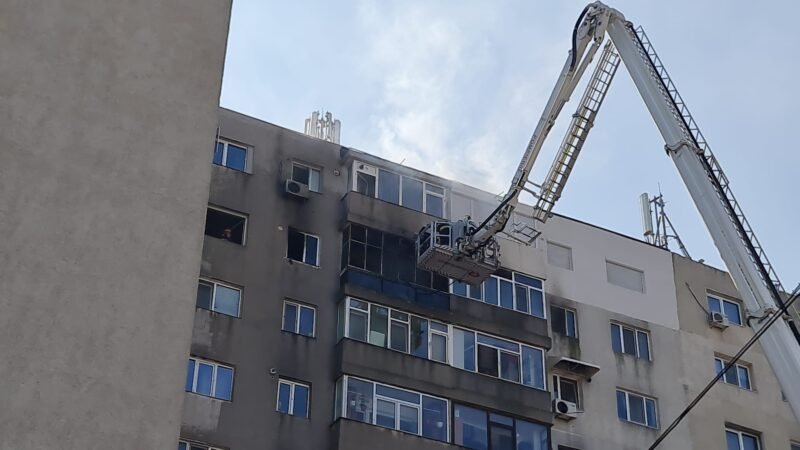 Alertă într-un bloc din Constanţa. Zeci de persoane, evacuate după un incendiu izbucnit într-un apartament
