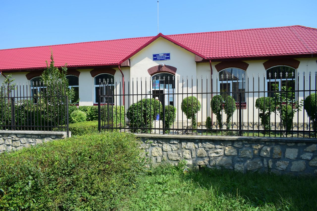 Liceu din judeţul Constanța, în pericol să-și piardă singura clasă de seral: elevii ar putea fi obligați să se transfere. Printre aceştia, se numără și o femeie de 60 de ani, care încearcă să-și finalizeze studiile