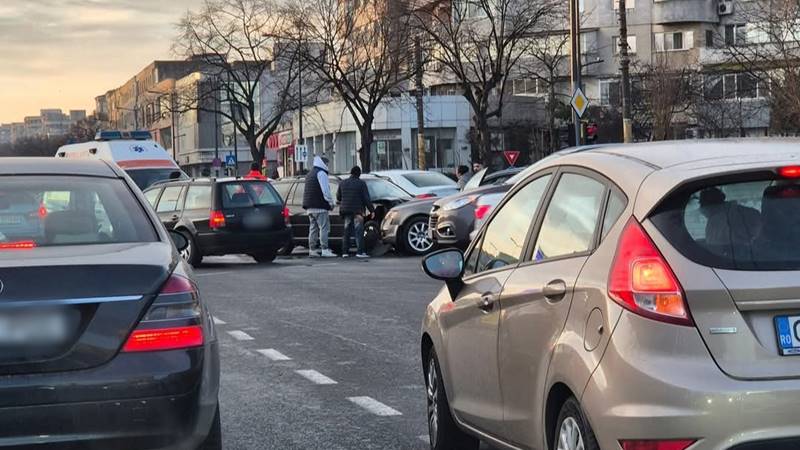 CONSTANȚA. Accident între două mașini, în zona Dacia: o femeie și un copil de 10 ani au ajuns la spital