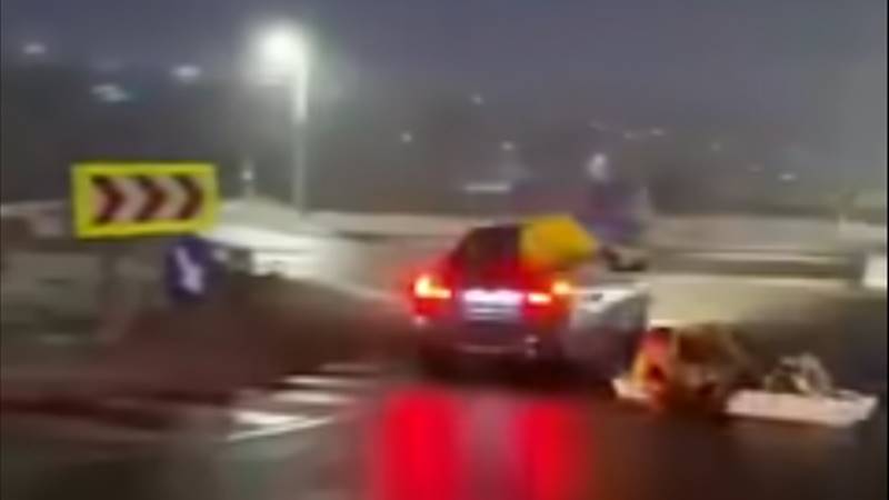 (VIDEO) NAȚIONAL. Șofer amendat și lăsat fără permis după o provocare pe TikTok: a făcut drifturi cu un sicriu legat de mașină – în coșciug se aflau doi tineri mascați