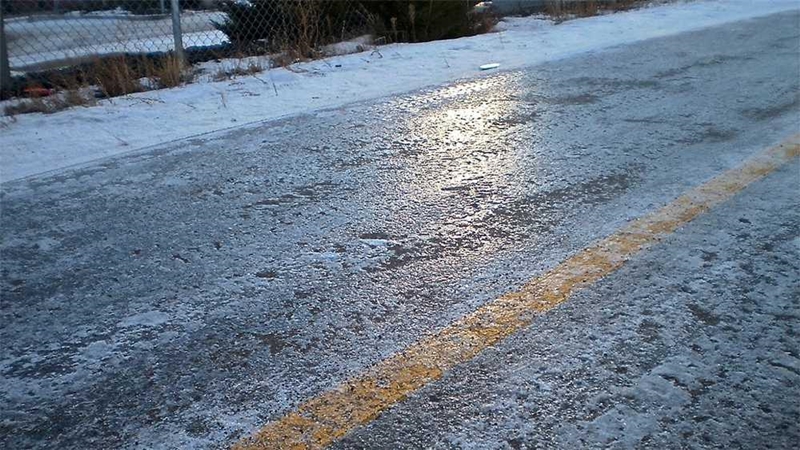 ATENȚIE, ȘOFERI! Condiții de formare a poleiului pe DN2A între localitățile Ovidiu și Dorobanțu