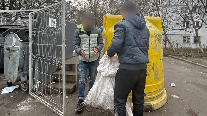 (FOTO) CONSTANȚA. Doi bărbați au fost prinși de polițiștii locali în timp ce distrugeau un recipient de colectare selectivă a deșeurilor