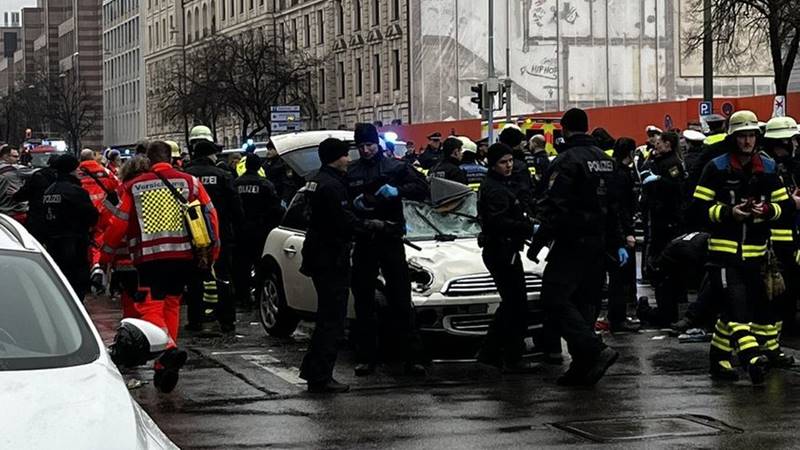 O mașină a intrat intenționat în mulțime în Munchen. Cel puțin 20 de persoane au fost rănite