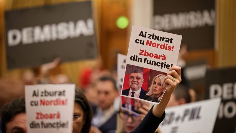 Parlamentarii USR și AUR au protestat în Parlament. I-au cerut demisia lui Marcel Ciolacu: „Ai zburat cu Nordis, zboară din funcție!”