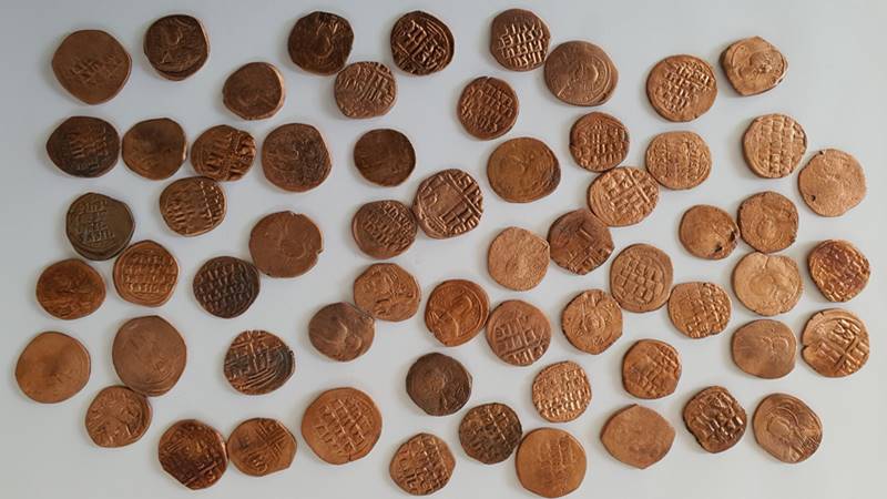 (FOTO) Comoara ascunsă de la Tropaeum Traiani: arheologii au descoperit un tezaur monetar bizantin ce conține 61 de monede de bronz