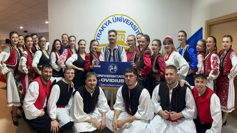 Ansamblul folcloric studențesc „Ovidius”, pe scena Festivalului Internațional de Dansuri Populare Balcanice din Edirne