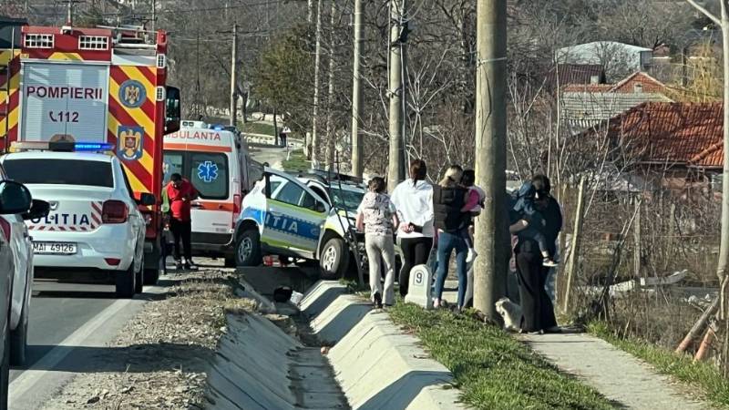 Autospecială de poliție implicată într-un accident, la Săcele. Un polițist a ajuns la spital