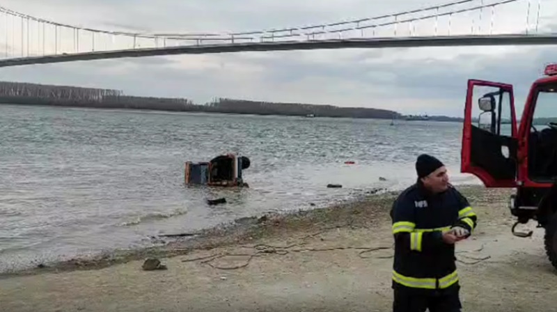 Un șofer și-a găsit în Dunăre mașina pe care o lăsase parcată. Au intervenit pompierii