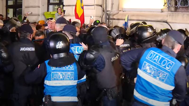 Bilanțul protestelor din Centrul Vechi: 13 jandarmi au fost răniți, patru dintre ei sunt încă în spital, vitrine sparte, distrugeri și incendieri – 7 protestatari conduși la Poliție, două dosare penale deschise
