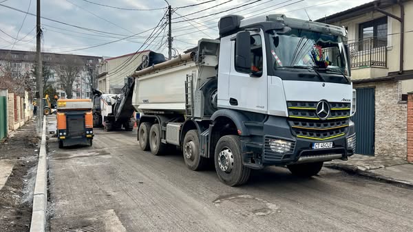 ATENŢIE, ŞOFERI! Lucrări de reabilitare a carosabilului pe strada Luptători din cartierul Inel II