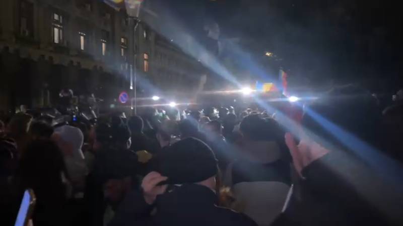 Reacțiile partidelor politice după protestele din Capitală: PNL condamnă ferm orice formă de violență, REPER a depus o plângere penală, PSD crede că Georgescu trebuia să fie lăsat să candideze