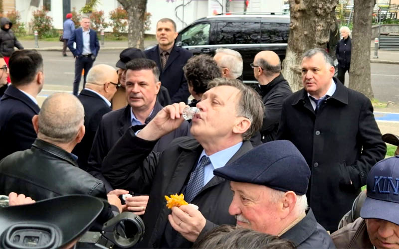 1 aprilie: Statuile ies din pământ, Crin-ul de la naftalină și camarazii se pupă pe obraji, în parc