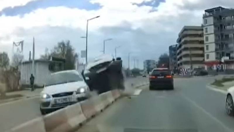(VIDEO) Accidentul din zona Hanul cu Pește din Mamaia, surprins de o cameră de bord: o dubiță a ajuns pe parapetul care desparte sensurile de mers