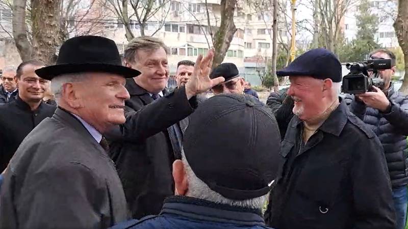 Crin Antonescu, în vizită la Constanța: s-a întâlnit cu alegătorii în Parcul Tomis 2, alături de Chițac, Mitroi și liderii PNL și PSD
