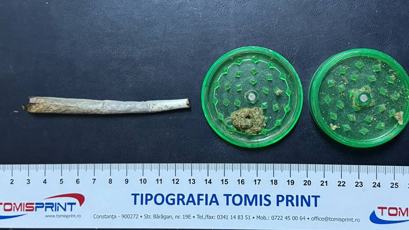 (FOTO) CONSTANȚA. Bărbat dat în urmărire, depistat de jandarmi din cauza comportamentului său suspect: asupra sa au fost găsite și droguri