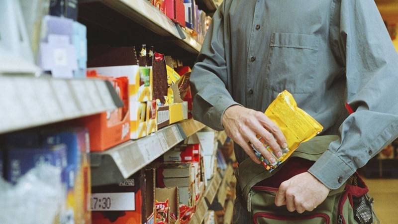 CONSTANȚA. Bărbat reținut după ce a furat portofele, carduri și bunuri din mai multe magazine: prejudiciu de 9.000 de lei