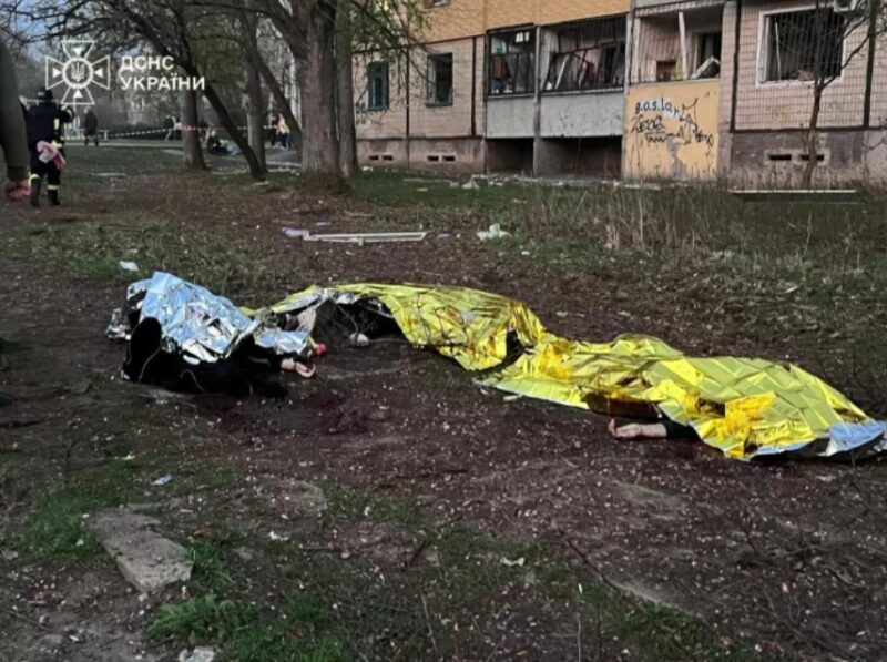 Ucraina, în doliu după un atac devastator cu rachetă la Krivoi Rog: 18 morți, dintre care 9 copii: “Cei care pot face aşa ceva nu sunt oameni. Sunt niște ticăloși”