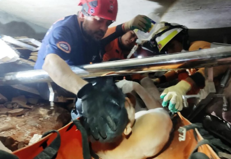 Un tânăr a fost scos în viaţă din ruinele unui hotel, la cinci zile după cutremurul din Myanmar. Bilanțul morților a ajuns la  2.700