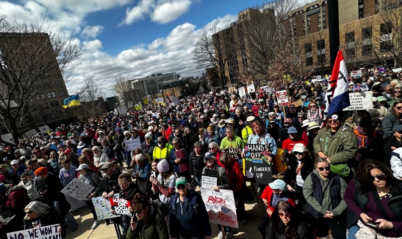 Proteste masive în SUA și în marile orașe ale lumii împotriva administrației Trump: „Mâinile jos de pe democrație!”