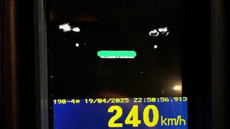 Tânăr de 22 de ani prins conducând cu 240 km/h pe Autostrada București – Constanța: a fost amendat cu 4.000 de lei și lăsat fără permis