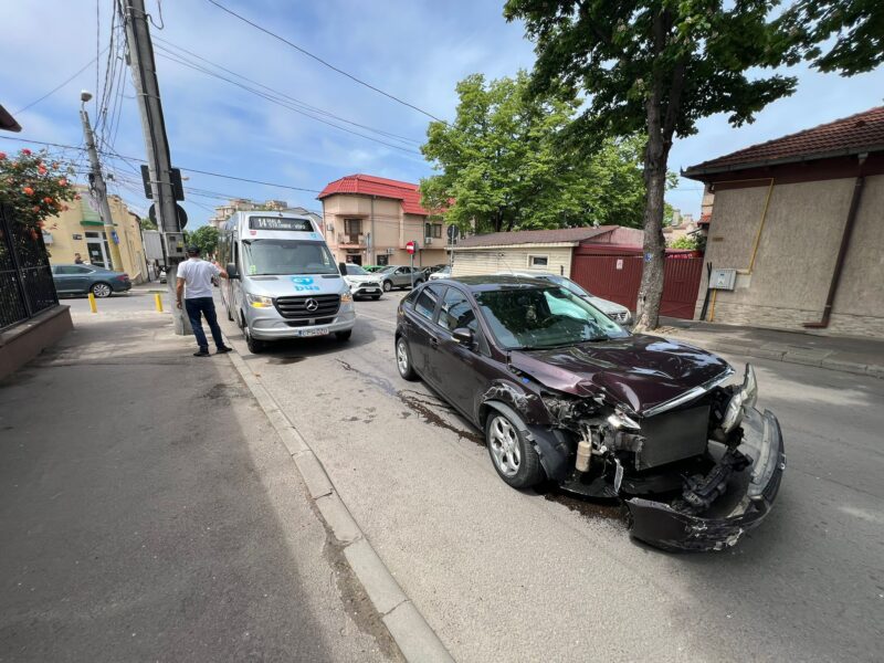 Accident în Constanța între un microbuz CT BUS și o mașină