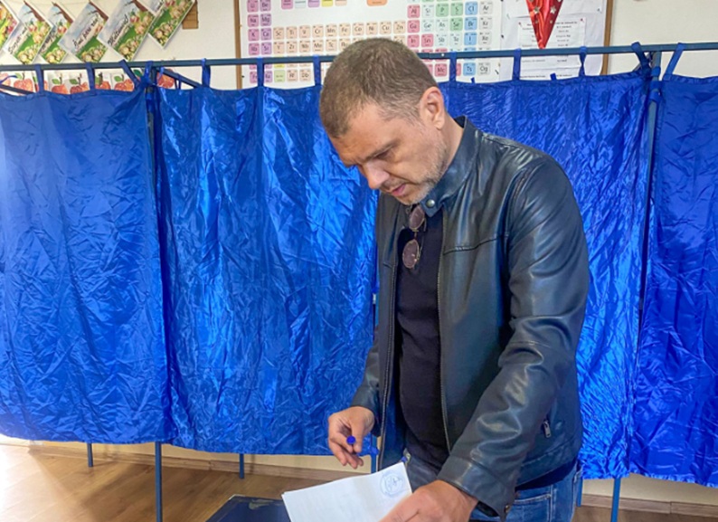 Senatorul PNL Silviu Coșa, printre primii alegători din Constanța: „Spre Europa. Ușor îngrijorat, dar cu speranța în semenii mei”
