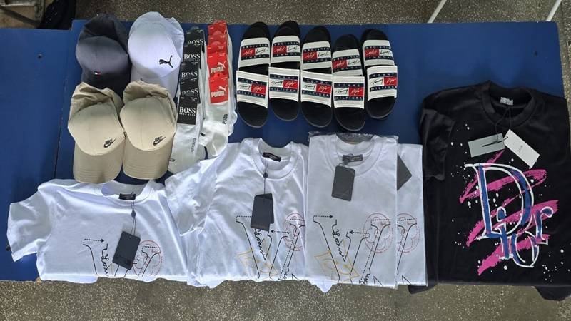 CONSTANȚA. Femeie prinsă de jandarmi în timp ce vindea haine contrafăcute