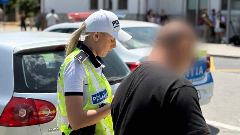 Taximetriștii din Mangalia, verificați de polițiști: șoferi amendați și mașini scoase din circulație