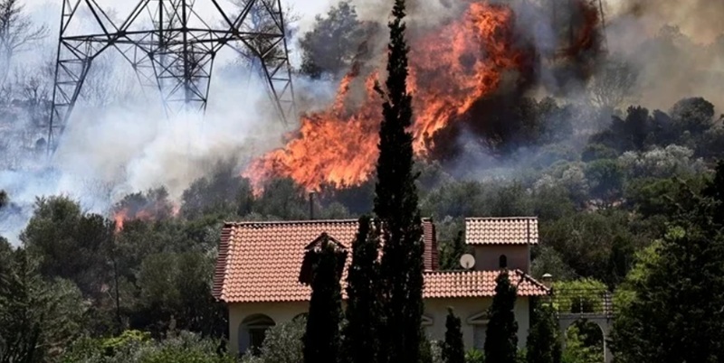 Incendiu de vegetație la 50 de kilometri de Atena. Turiști evacuați dintr-o staţiune