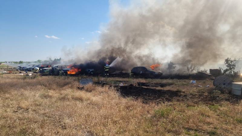 Incendiu puternic în Constanța: ard opt autoturisme și o magazie