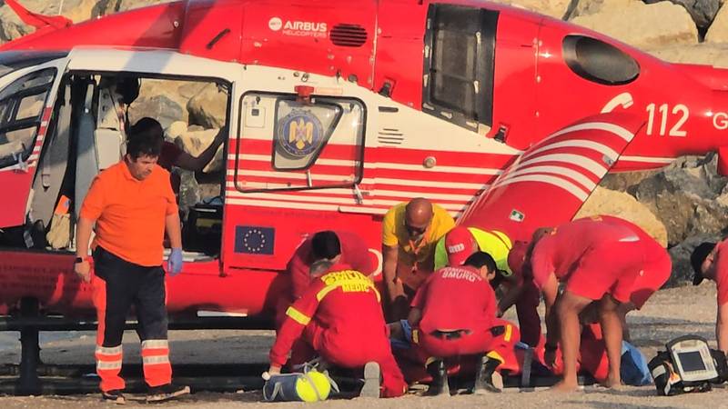 Intervenție de urgență la Costinești! Femeie resuscitată după ce a fost scoasă din mare: intervine elicopterul SMURD