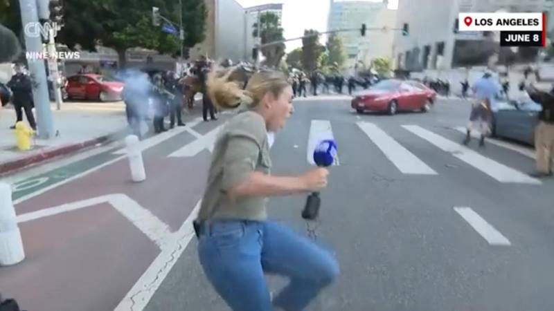 (VIDEO) Jurnalistă împușcată de polițiștii din Los Angeles, în timpul unui reportaj live de la proteste