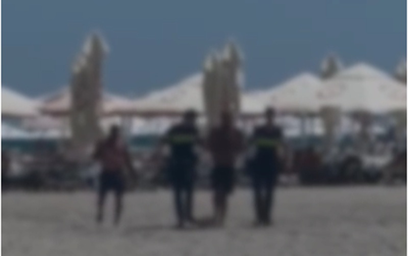 Atenție cum vă lăsați lucrurile la plajă! Un bărbat a rămas fără geanta cu bani și documente, în Mamaia – polițiștii au prins hoții