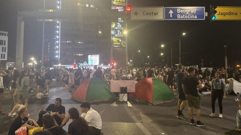 (VIDEO) Proteste masive în Serbia: oamenii au blocat drumurile principale din țară – Guvernul promite mai multe arestări