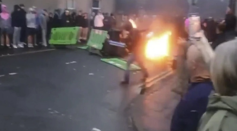 Proteste violente într-un oraș din Irlanda de Nord din cauza unor români de 14 ani. Mii de oameni, în stradă: „Ne-am săturat de asemenea oameni”