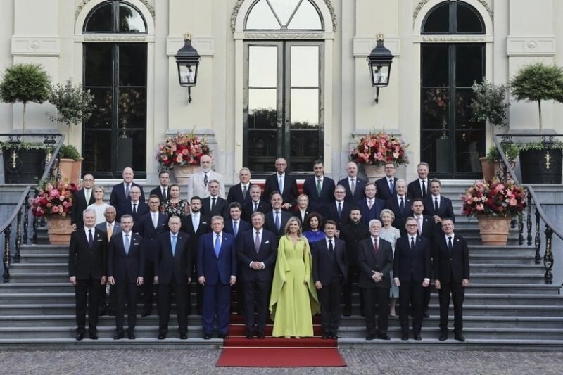 Nicuşor Dan a stat lângă Mark Rutte, în spatele lui Donald Trump şi al regelui Willem-Alexander, la poza de familie de la summitul NATO