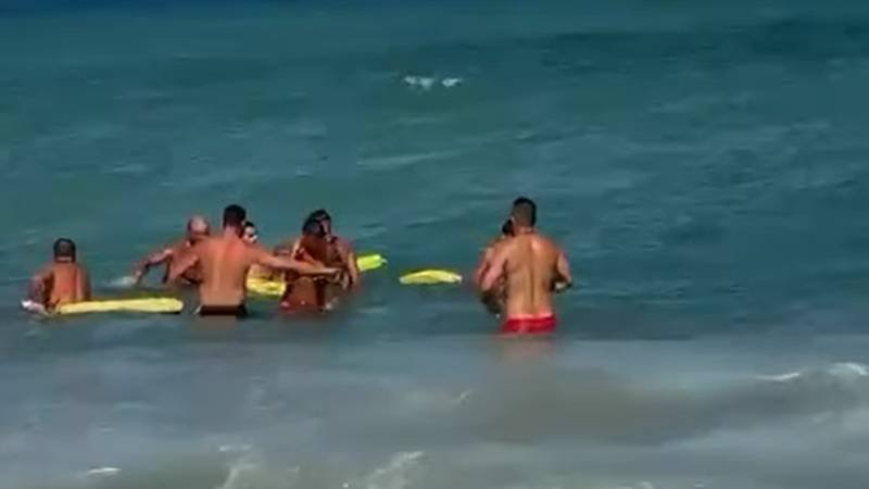 (VIDEO) La un pas de tragedie pe plaja Splendid din Eforie: adolescent tras în larg de curenți, salvat la limită de șase salvamari