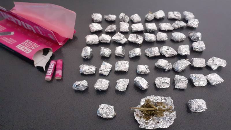 (FOTO) CONSTANȚA. 53 de pachete cu droguri și zeci de pachete de țigări de contrabandă, confiscate de polițiștii locali