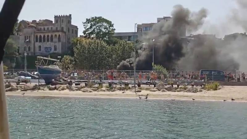 (VIDEO) CONSTANȚA. Arde o mașină în apropiere de plaja Modern