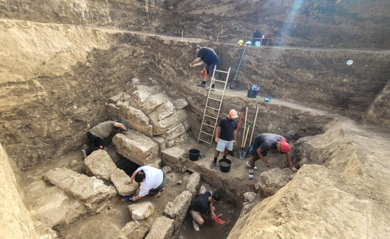Artefacte arheologice unice pentru România, descoperite în apropiere de Mangalia! Podoabe de aur, sticlă şi bronz și două sarcofage