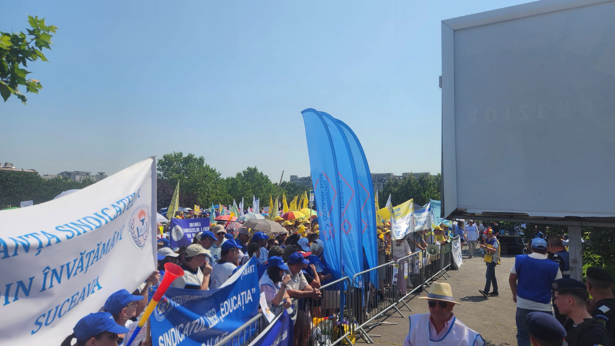 Sute de sindicalişti din Educaţie şi Sănătate protestează la Parlament, pe cod roşu de caniculă!