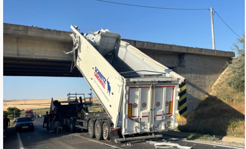 Accident în județul Constanța. Șoferul unui autocamion a rămas încarcerat