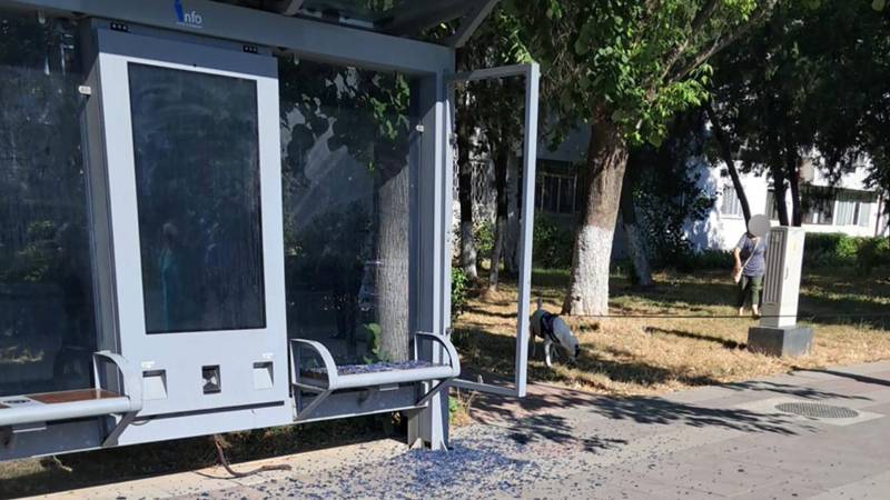 (VIDEO) CONSTANȚA. Bărbat prins în flagrant în timp ce vandaliza o stație de autobuz